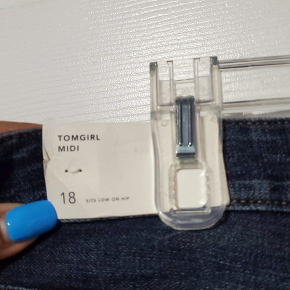 American Eagle Dark Wash Cuffed Midi Shorts - Picture 4 of 7